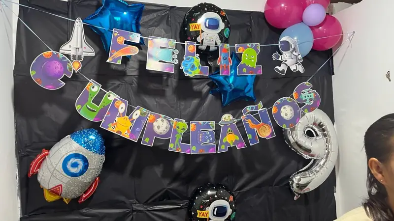 Decoración del cumpleaños del comedor con globos de cohetes y astronautas